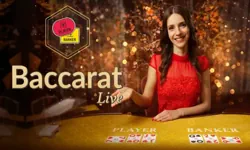 Baccarat ao vivo da Evolution com dealer e cartas sobre a mesa