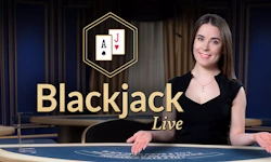 Blackjack ao vivo da Evolution com dealer e cartas na mesa