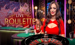 Roleta ao vivo da Evolution com dealer girando a roda em estúdio