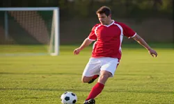 Mesa de apostas em futebol com caderno de odds e bola