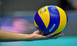 Aposta em vôlei com rede e bola sobre a quadra